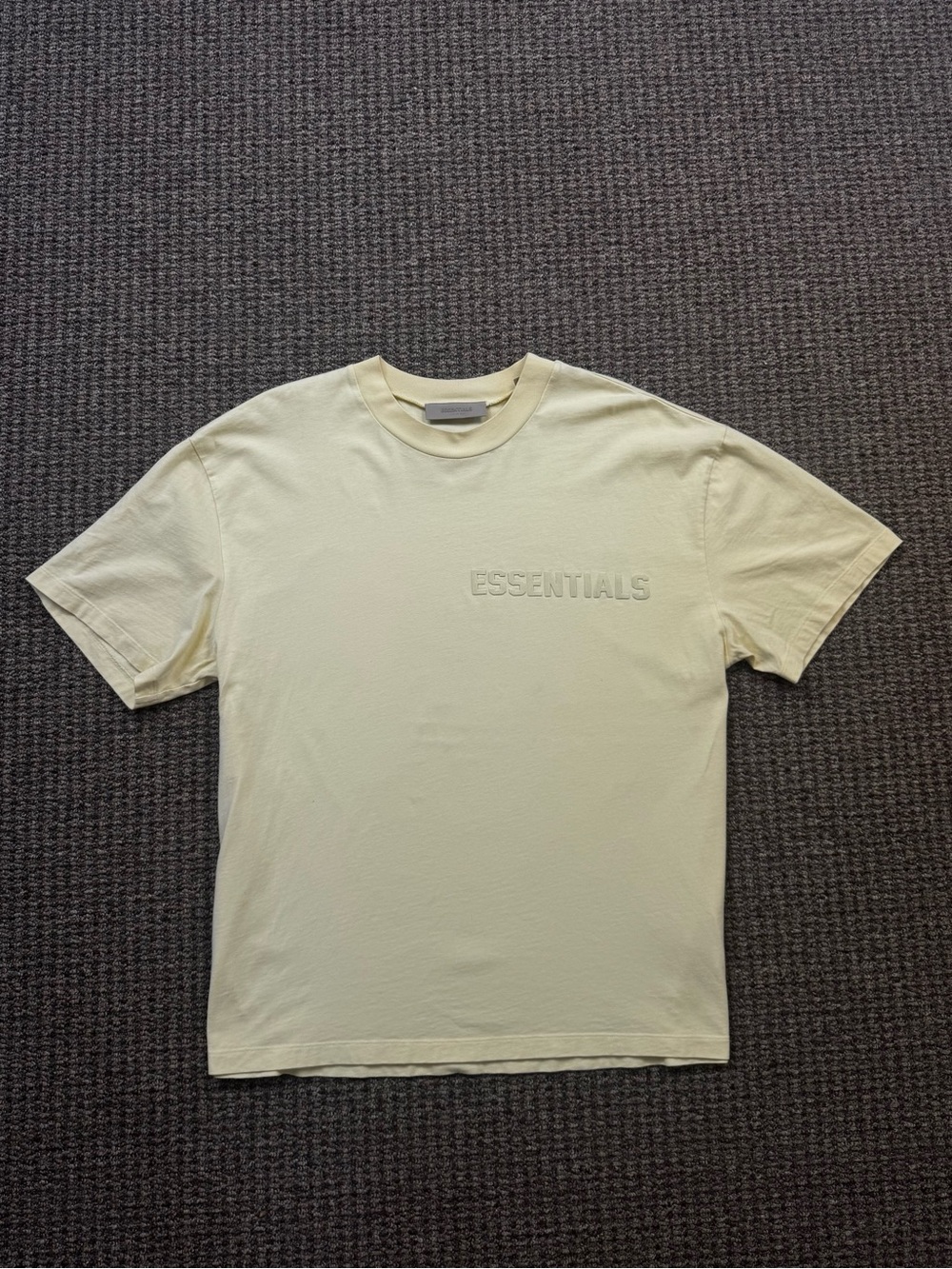 Fear of God Essentials Embossed Logo T-Shirt – Butter Yellow – XL